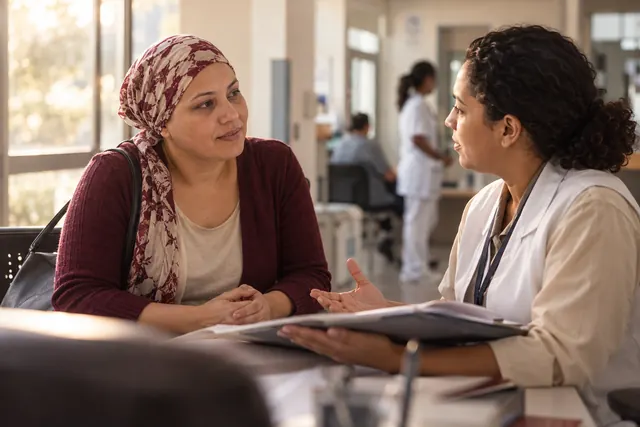 Mulher com lenço em atendimento de assistência social hospitalar